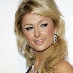 Ups! Paris Hilton Salah Sebut Nama PM Inggris
