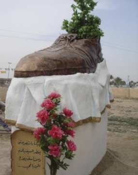 Monumen Sepatu untuk Muntazar Al Zaidi 