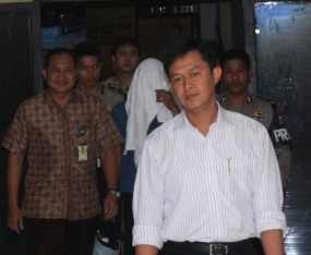 Handuk Putih di Kepala Agus Satrio Piningit