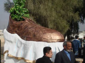 Monumen Sepatu Dipindahkan Atas Permintaan Pemerintah Irak