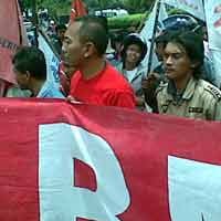 Buruh Geruduk Pengadilan Tuntut Hakim Tolak Gugatan Apindo
