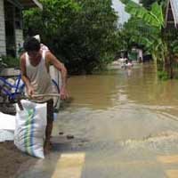 Banjir Mengepung Bojonegoro, Bunyi Sirine Meraung-raung