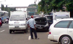 Juru Parkir Bingung Terapkan 5 Kali Parkir Gratis 1