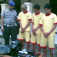 Nekat Jambret Tas, Tiga ABG Dibekuk