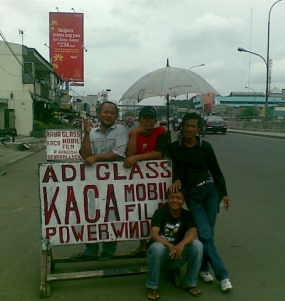 Tukang Pasang Gambar Caleg di Mobil Banjir Order