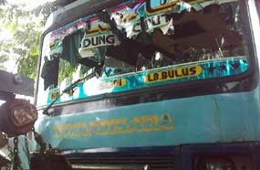 Tabrak Biker, Bus Kowan Bisata Diamuk Massa