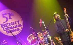 Konser Penuh Cerita Perjalanan Benny Likumahuwa