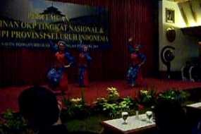 Penari Jaipong Disoraki di Savoy Homann