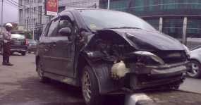 Hindari Tabrakan Beruntun, Mobil Seruduk Trotoar