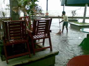 Ombak Besar Rendam Pantai Ancol