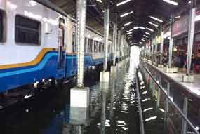 Penumpang KA Belasan Jam Terlunta-lunta di Jalan