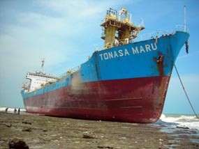 Dihempas Gelombang, MV Tonasa Maru Terdampar di Tuban