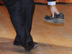 Mahasiswa Pelempar Sepatu ke PM China Diadili