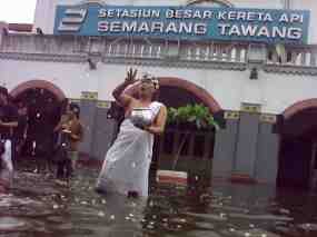 Protes Banjir, Seniman Semarang Pentas di Stasiun Tawang