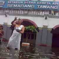 Protes Banjir, Seniman Semarang Pentas di Stasiun Tawang