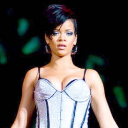 Axis: Konser Rihanna Batal!