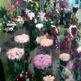 Geliat Toko Kembang Jelang Hari Kasih Sayang