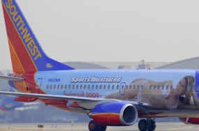 Wow! Pose Wanita Seksi Hiasi Pesawat AS