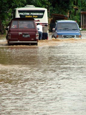 Banjir Bandang Terjang Jalur Pacitan-Ponorogo
