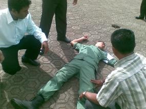 Satu Linmas Tewas Tertusuk, Polisi Dilempari Massa