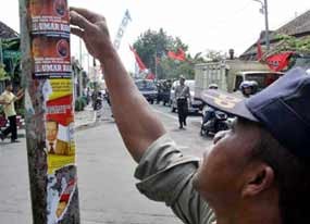 Atribut Caleg dan Parpol di Depok Ditertibkan