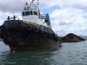 Cuaca Buruk, Kapal Muat Batu Bara Sandar di Teluk Pacitan