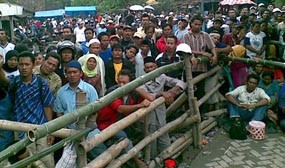 Praktek Ditutup, Ribuan Warga Padati Rumah Dukun Cilik Ponari