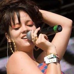 Lily Allen Lebarkan Sayap ke Dunia Film