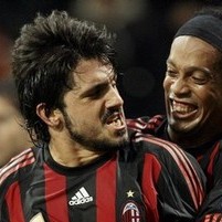 Badak Milan Santai Makan Siput Hidup-hidup
