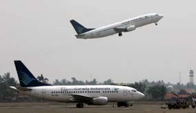 Ratusan Penumpang Garuda Terlantar di Bandara