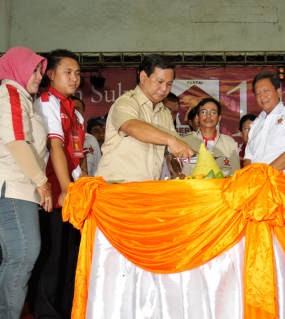  Berebut Foto Bareng, Potong Tumpeng pun Mundur