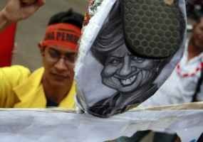 Senyum Lebar dan Rambut Berantakan Diterpa Angin 