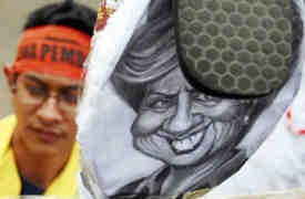  Massa Anti Hillary Aksi Duduk, Jl Medan Merdeka Macet 