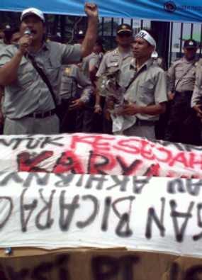 500 Karyawan PT ISN Bawa 4 Keranda ke DPR, Ancam Golput