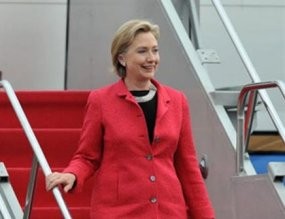 Mahasiswa Medan Protes Kedatangan Hillary Clinton 
