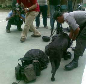 Hillary Datang, Labrador Endus Tas Wartawan di MCK ++