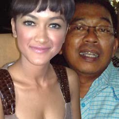 Jarwo Kwat Curi-curi Cium Julia Perez