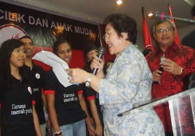  Mega Larang Kadernya Jadi Caleg Pemilu 2014