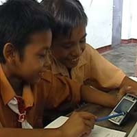 Masuk Sekolah, Ponari Dikawal Ketat Bak Pejabat