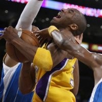 Ketat, Lakers Taklukkan Hornets