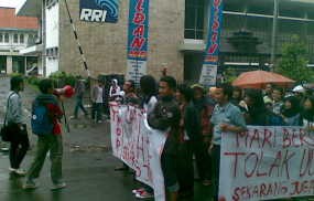 Tolak UU BHP, FMPPI Blokir Jalan Supratman