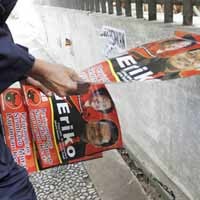Ratusan Atribut Parpol di Menteng Dibersihkan