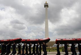 Simulasi HUT Damkar, Monas Meledak dan Terbakar