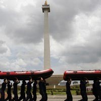 Simulasi HUT Damkar, Monas Meledak dan Terbakar