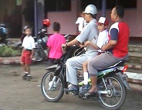 Ponari Lebih Utamakan Pasien, Daripada Sekolah