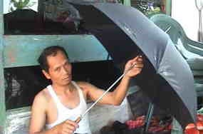 Santo, Tukang Payung yang Jadi Caleg Gerindra