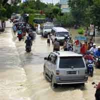 Banjir Bandang Lumpuhkan Jalur Bojonegoro-Surabaya
