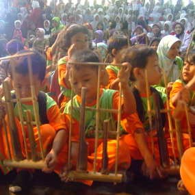 Seribu Guru dan Anak Kolaborasi Bermain Angklung