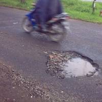 Hati-hati Banyak Jalan yang Bolong