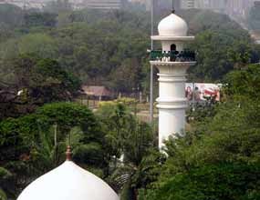 Pasang BTS, 3 Perusahaan Ponsel Sewa Menara Masjid